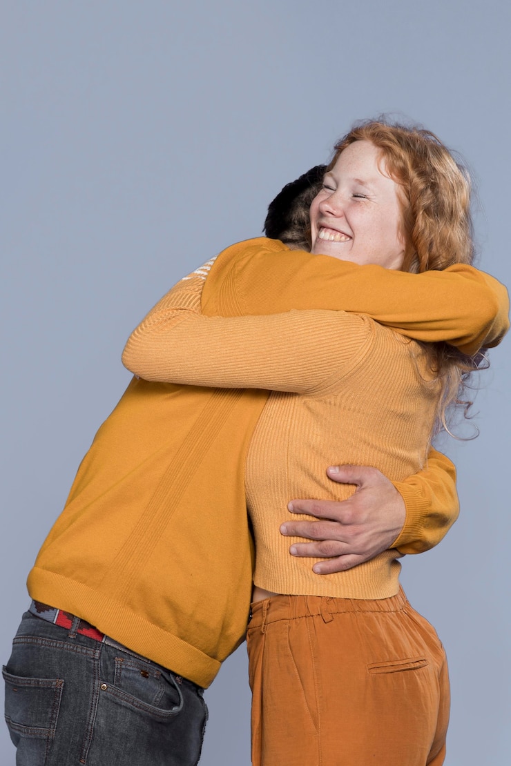 Kostenlose Foto smiley frau und mann umarmen sich