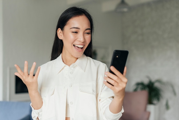 Smiley Frau vlogging auf Smartphone