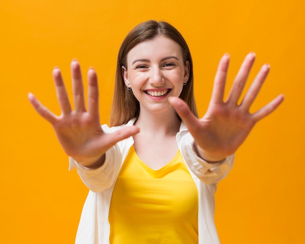 Smiley Frau zeigt ihre Hände