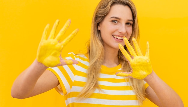 Smiley Frau zeigt ihre Handflächen