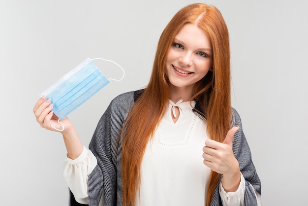 Kostenloses Foto smiley frau zeigt zustimmung