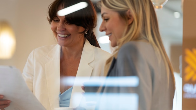 Smiley-Frauen der Seitenansicht bei der Arbeit