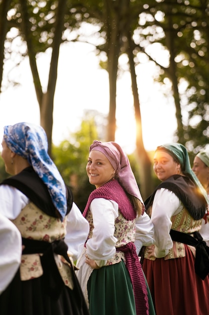 Kostenloses Foto smiley-frauen der seitenansicht, die zusammen tanzen