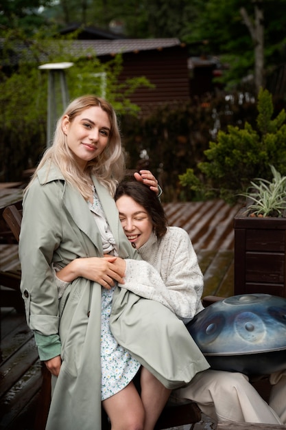 Smiley-Frauen der Seitenansicht mit Handpan im Freien