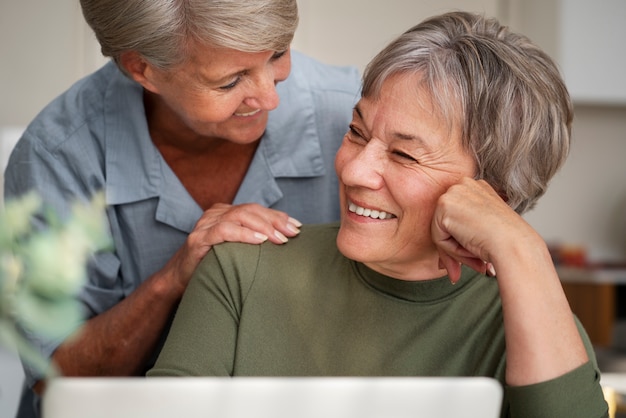 Kostenloses Foto smiley-frauen der vorderansicht zu hause