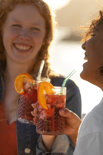 Smiley-Frauen des hohen Winkels mit Sangria