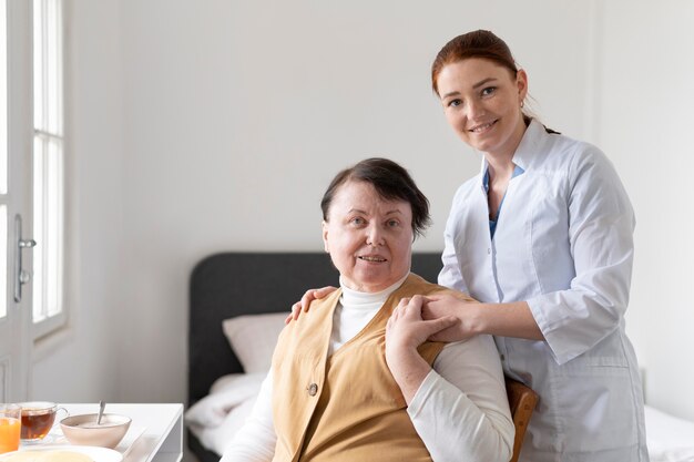 Smiley-Frauen, die zusammen mittleren Schuss aufwerfen