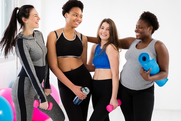 Smiley-Frauen haben gerade ihr Training beendet