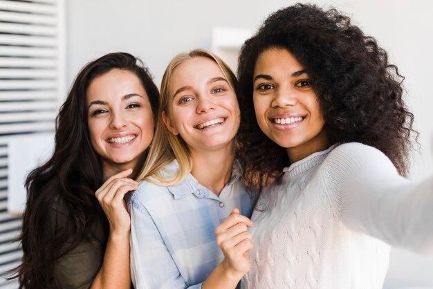 Smiley-Frauen im Büro