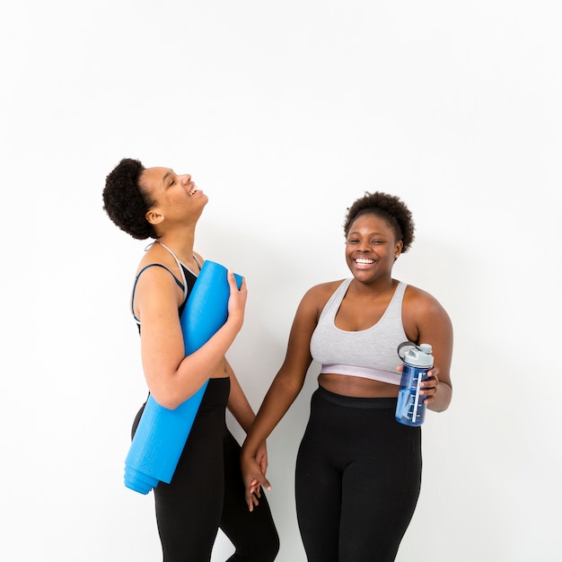 Smiley Frauen im Fitnessstudio in der Pause