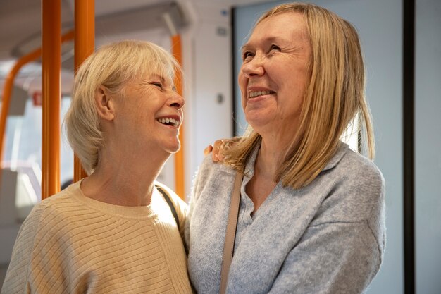 Smiley-Frauen in öffentlichen Verkehrsmitteln mittlerer Schuss