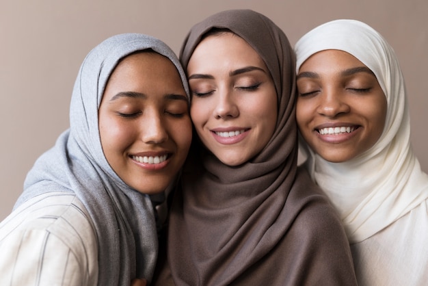 Kostenloses Foto smiley-frauen mit hijab hautnah