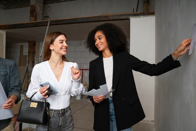 Smiley-Frauen mit mittlerem Schuss bei der Arbeit