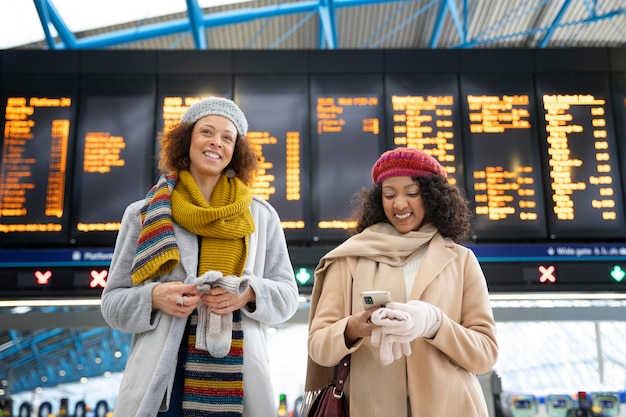 Smiley-Frauen mit mittlerem Schuss in der Wintersaison des Flughafens