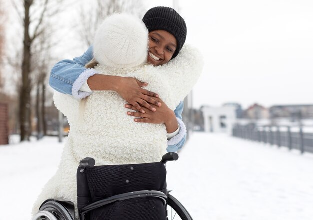 Smiley-Frauen mit mittlerem Schuss umarmen sich