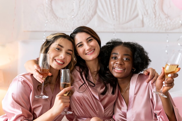 Smiley-Frauen mit mittleren Schüssen, die mit Gläsern klirren