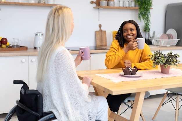 Kostenloses Foto smiley-frauen mit mittlerer aufnahme am tisch