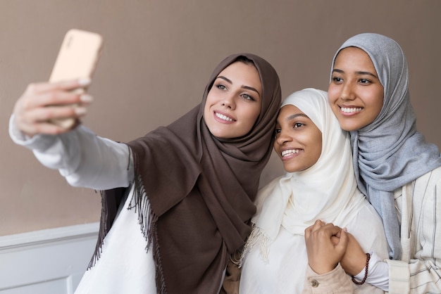 Smiley-Frauen mit mittlerer Aufnahme, die Selfie machen