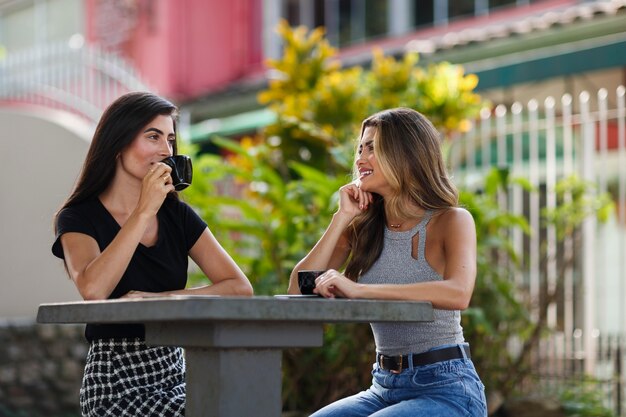 Smiley-Frauen mit mittlerer Aufnahme, die Zeit im Freien verbringen