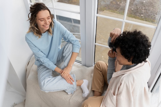 Smiley-Frauen mit mittlerer Aufnahme zu Hause