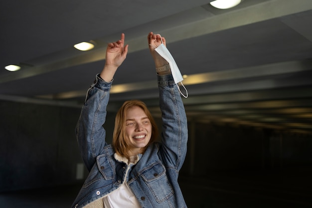 Kostenloses Foto smiley-frauenmaske, mittlere aufnahme