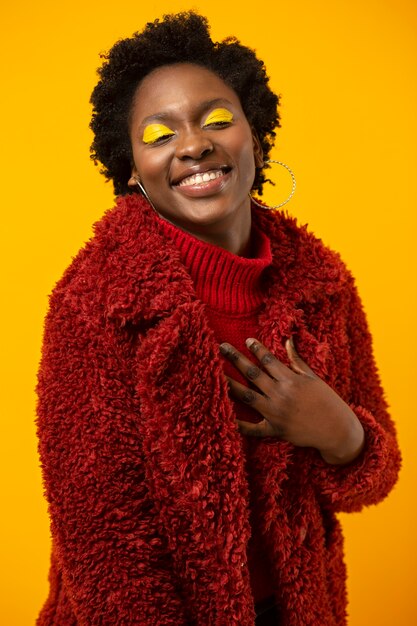 Smiley-Frauenporträt mit mittlerer Aufnahme