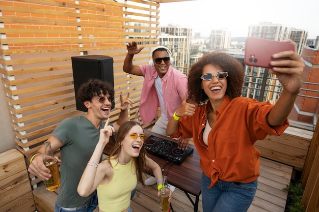 Kostenloses Foto smiley-freunde des hohen winkels, die selfie nehmen