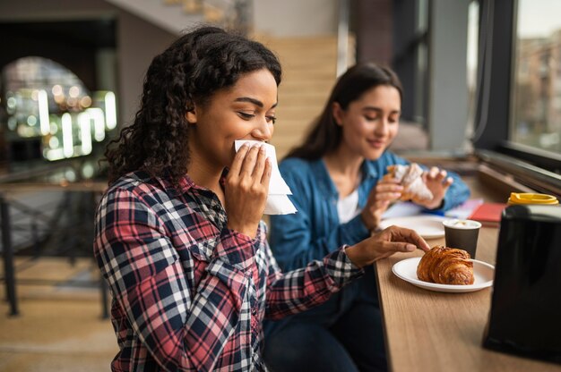 Smiley-Freunde essen zusammen zu Mittag