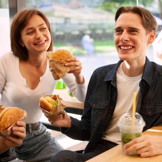 Smiley-Freunde genießen Burger