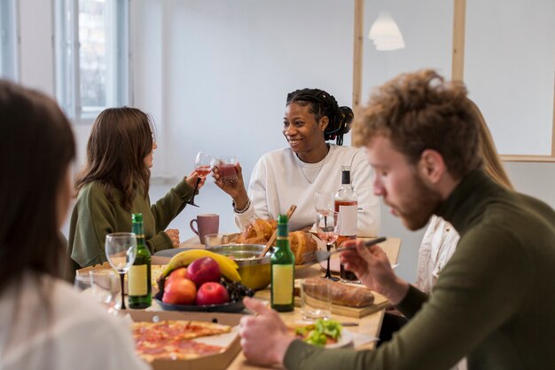 Smiley-Freunde genießen das gemeinsame Essen