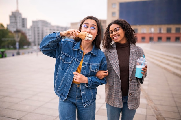 Smiley-Freunde haben Spaß zusammen im Freien mit Eis