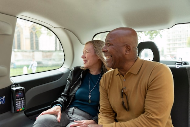 Smiley-Freunde mit mittlerem Schuss im Auto