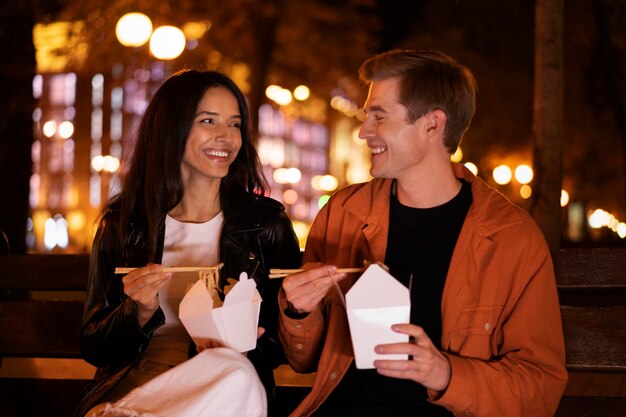 Smiley-Freunde mit mittlerer Aufnahme, die zusammen essen