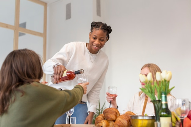 Smiley-Freunde trinken ein Glas Wein