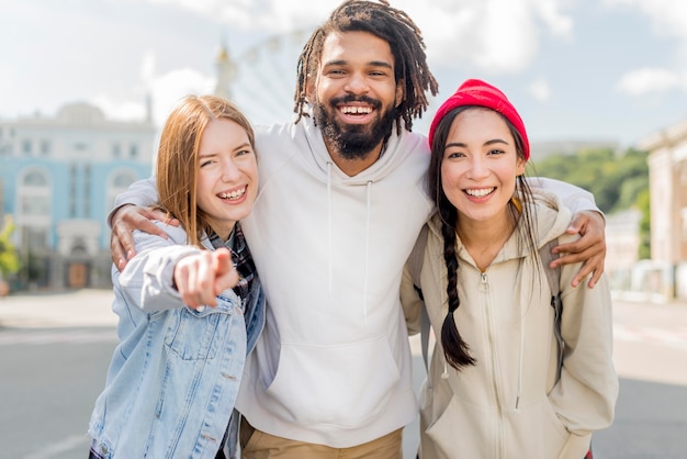 Smiley-Freunde umarmen sich