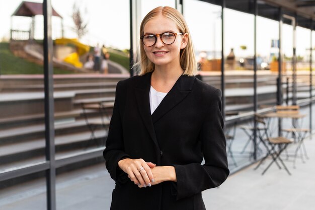 Smiley-Geschäftsfrau, die Gebärdensprache im Freien bei der Arbeit verwendet