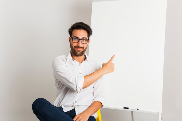 Kostenlose Foto smiley geschäftsmann präsentiert whiteboard