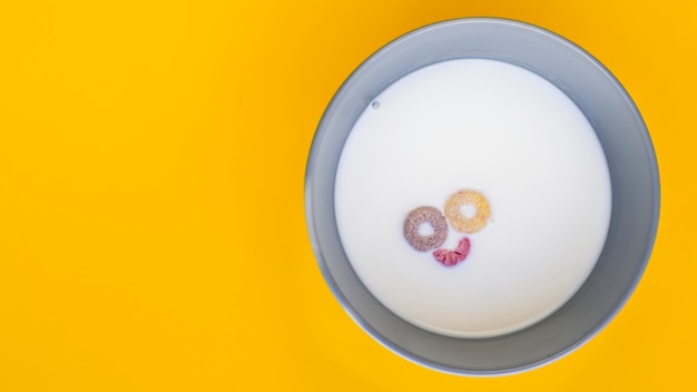 Smiley in einer Schüssel mit Milch gefüllt