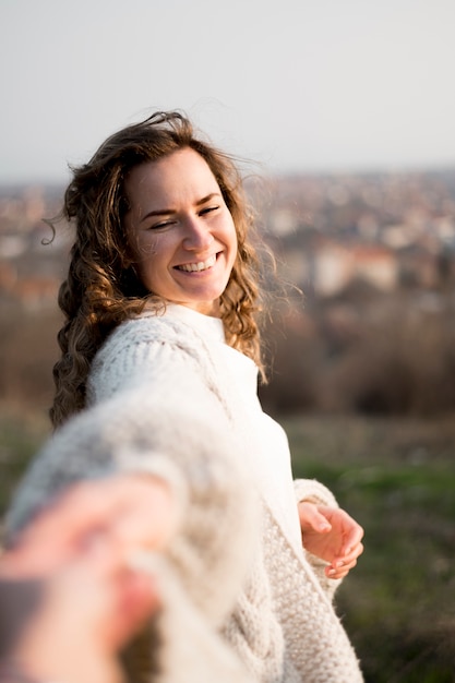 Smiley junge Frau Händchen haltend