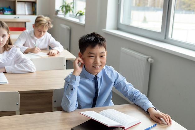 Smiley-Junge im hohen Winkel der Schule