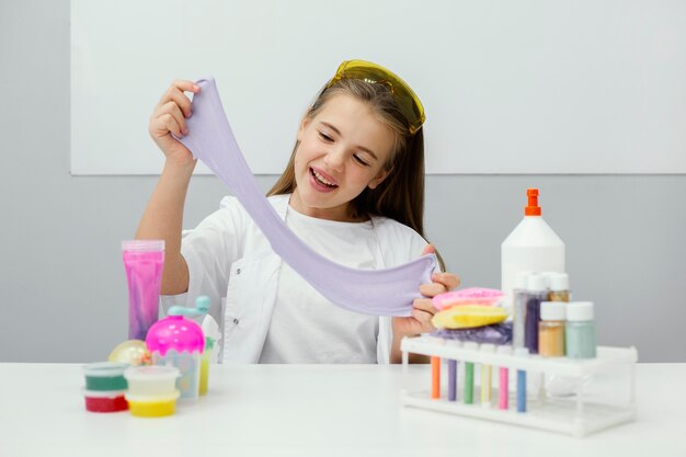 Smiley junge Mädchen Wissenschaftler Schleim machen