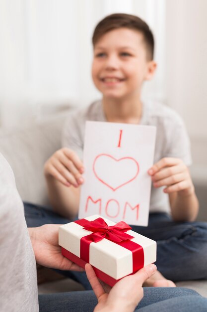 Smiley Junge überraschende Mutter