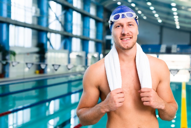 Smiley junger Mann bereit zu schwimmen