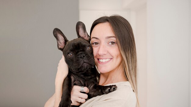 Smiley junges Mädchen mit ihrer besten Freundin