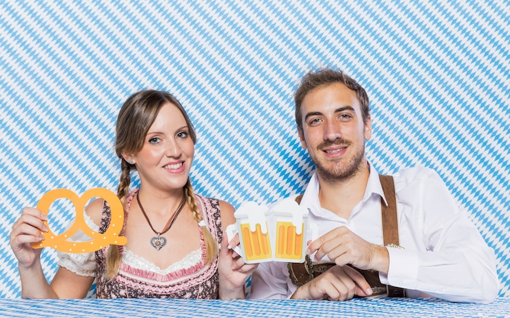 Kostenlose Foto smiley junges paar feiert oktoberfest