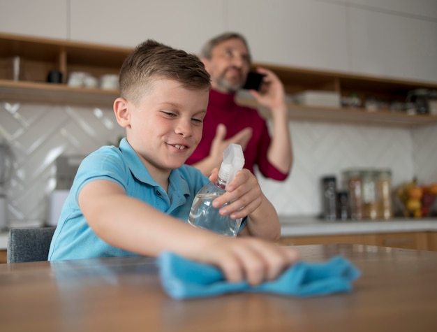 Smiley Kid Reinigungstabelle mittlerer Schuss