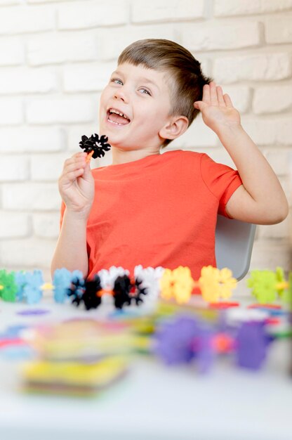 Smiley-Kind mit Plastikblume