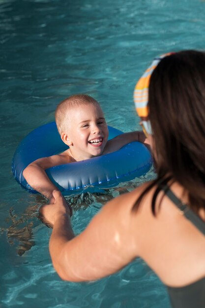 Smiley-Kind mit Rettungsring hautnah