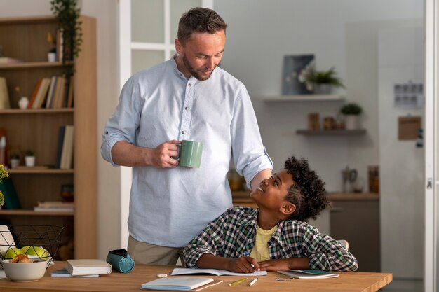 Smiley-Kind und Vater der Vorderansicht zu Hause