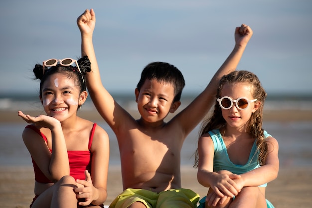 Smiley-Kinder der Vorderansicht am Strand